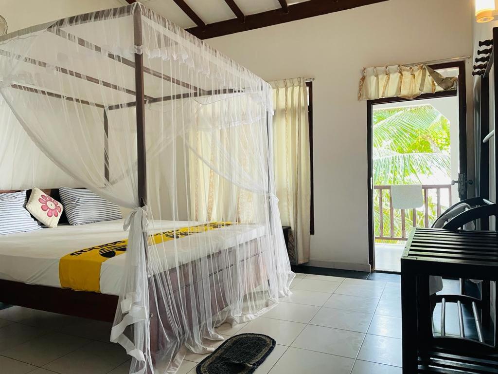 Rainbow Surf Beach Hotel Koggala Bilik gambar